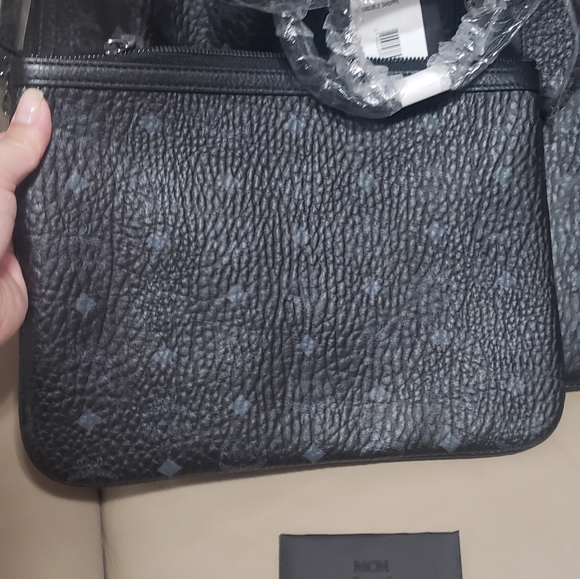 MCM Liz Reversible Medium Tote-Reversible to Geometric Pattern on Inside - Picture 8 of 12